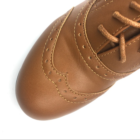 LAST PAIR! Oxford Brogue Heel Pumps - Round Toe in Tan - Picture 3 of 7